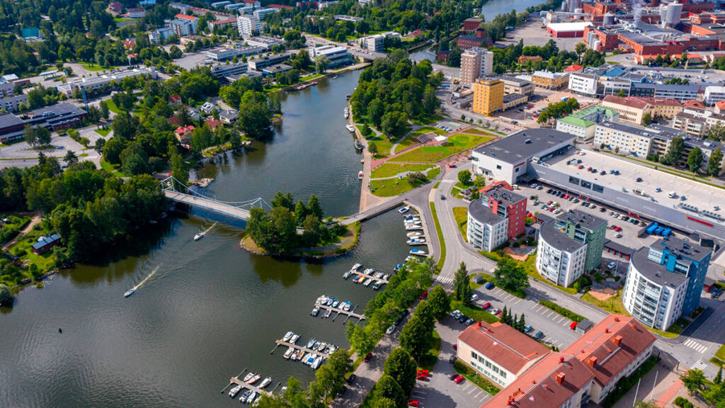 Ilmakuva Valkeakosken keskustasta kesällä.