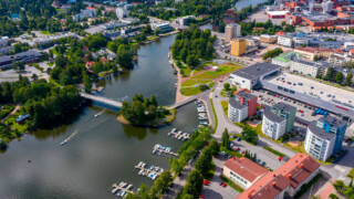Ilmakuva Valkeakosken keskustasta kesällä.
