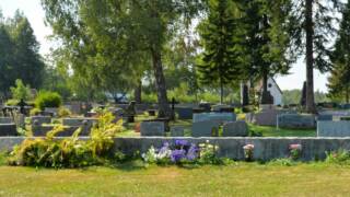 kesäinen valokuva sääksmäen hautausmaasta