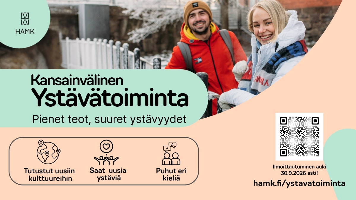 Kansainvälisen ystävätoiminnan mainos, jossa on kaksi henkilöä hymyilemässä, qr-koodi sekä ohjeita osallistumiseen.
