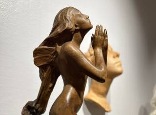 Kaksi pronssista veistosta.