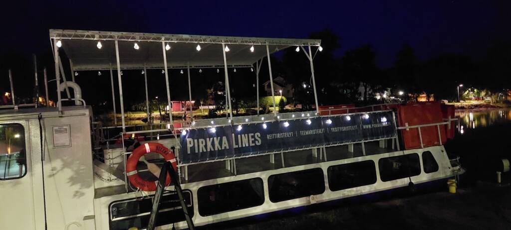 Pirkka Lines iltavalaistuksessa.