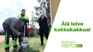 Kuvassa kolme ihmistä ja teksti "älä leivo kakkakakkua" sekä Kolmenkierron logo.