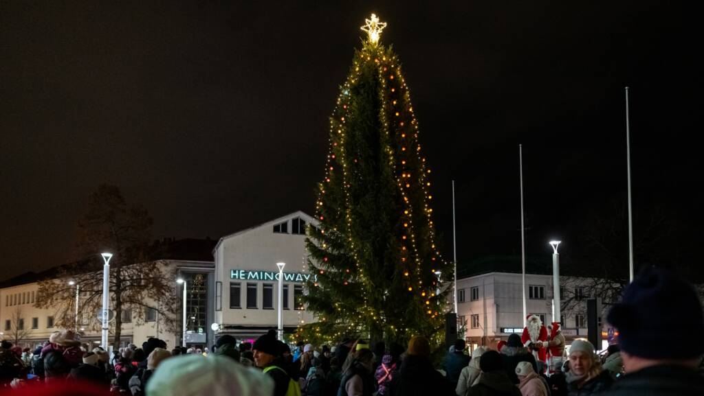 Joulukuusi valaistuna joulunavaustapahtumassa Kauppatorilla.