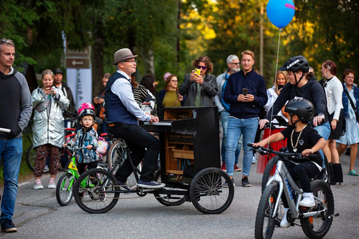 Fillaripianisti Aarno Paakkari yleisön keskellä.