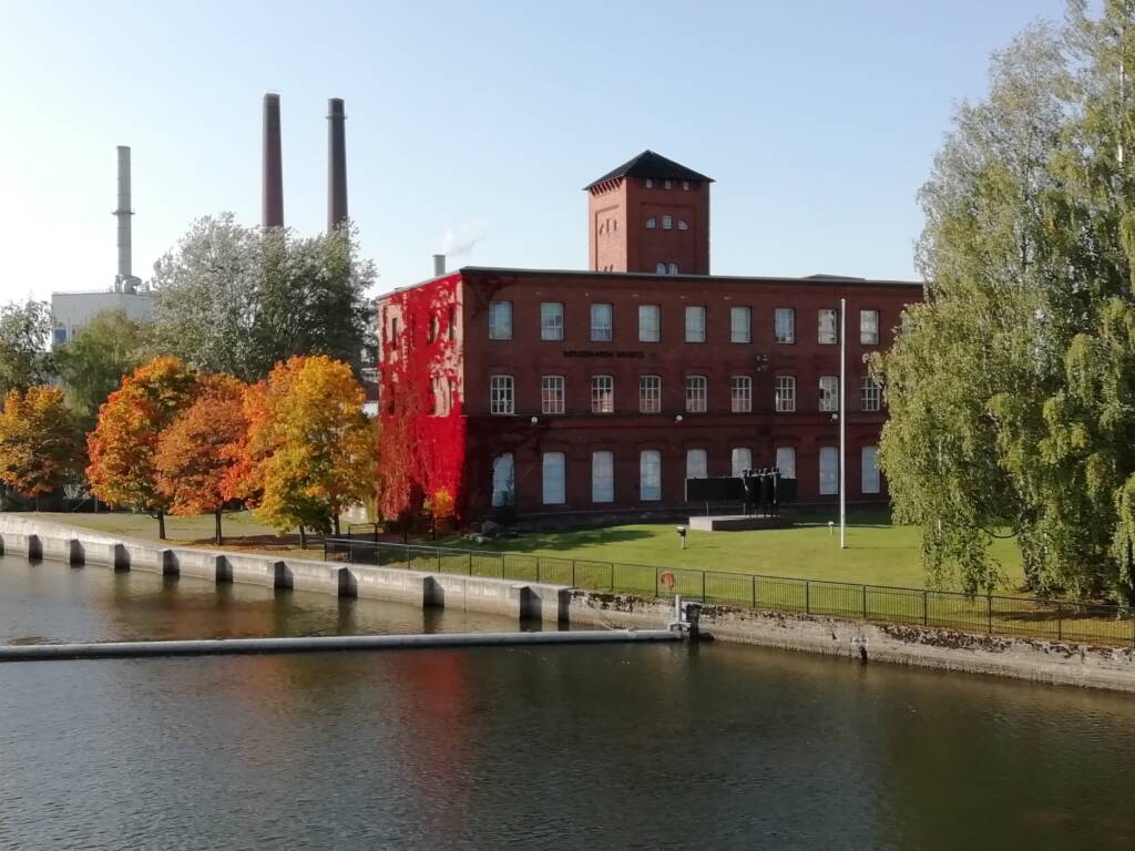Kanavan laidalla Myllysaaren museo.