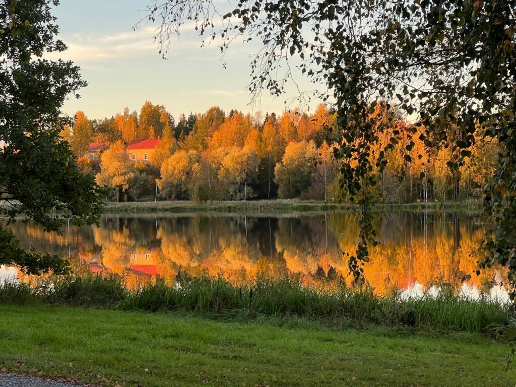 Syksyinen järvikuva.